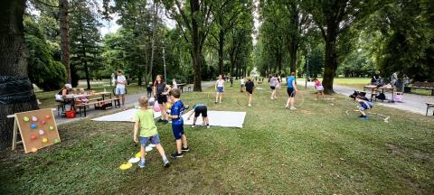 TOREK: Zabavni dan, kjer smo obiskali Igrivi park, kjer so nam društva predstavila različne dejavnosti, nato je sledil ogled mestne galerije.
